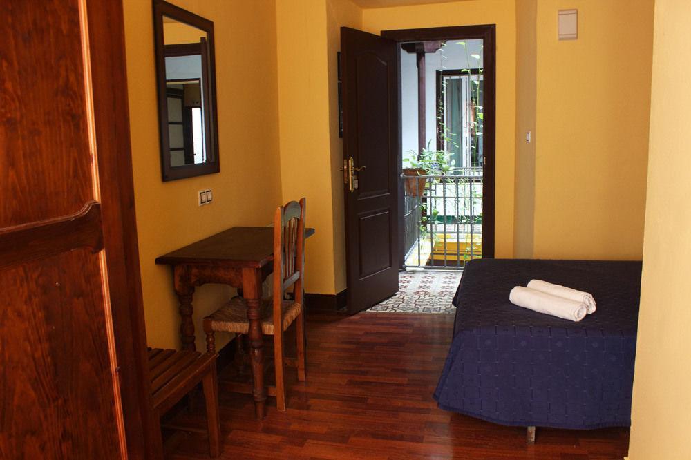 Hostal Lis Севилья Экстерьер фото