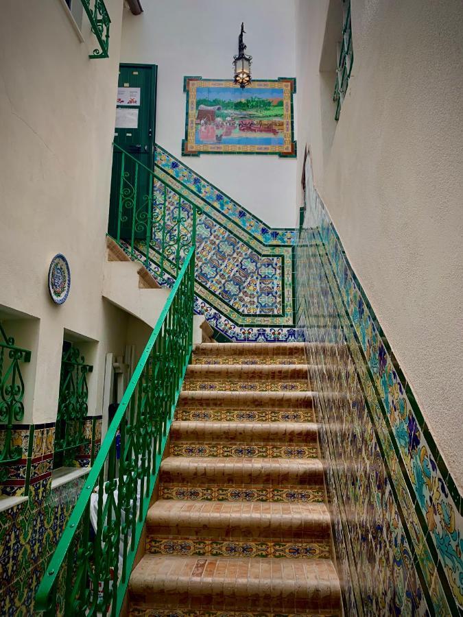 Hostal Lis Севилья Экстерьер фото